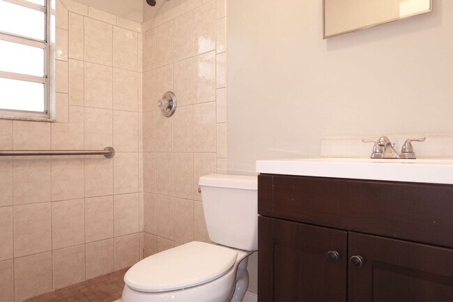 Building Photo - Move in ready 2/1 house for rent in West T...