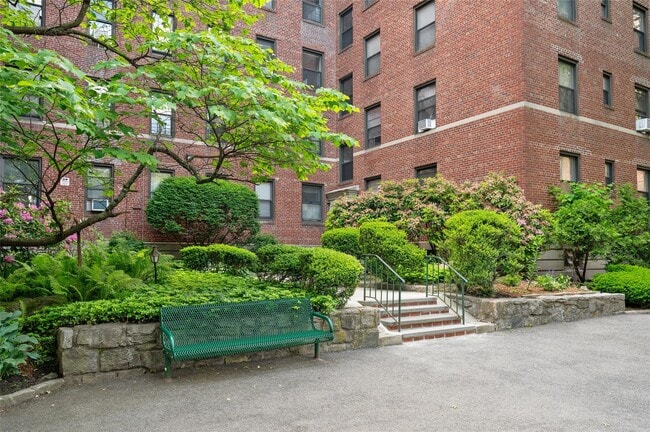 Building Photo - 212 Larchmont Acres