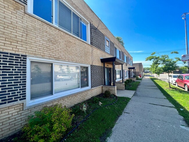 Primary Photo - 2655 W 47th St