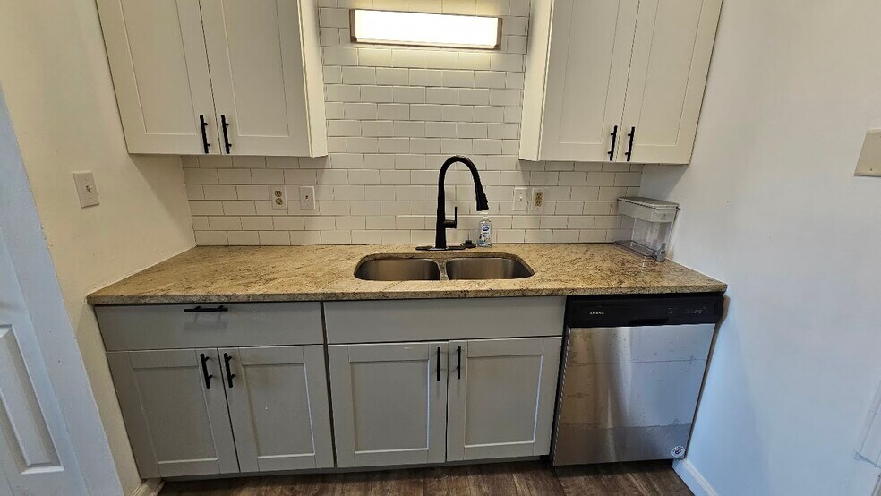 Kitchen - 626 Woods Crossing Dr