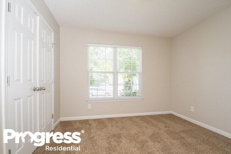 Building Photo - 110 Lyndhurst Dr