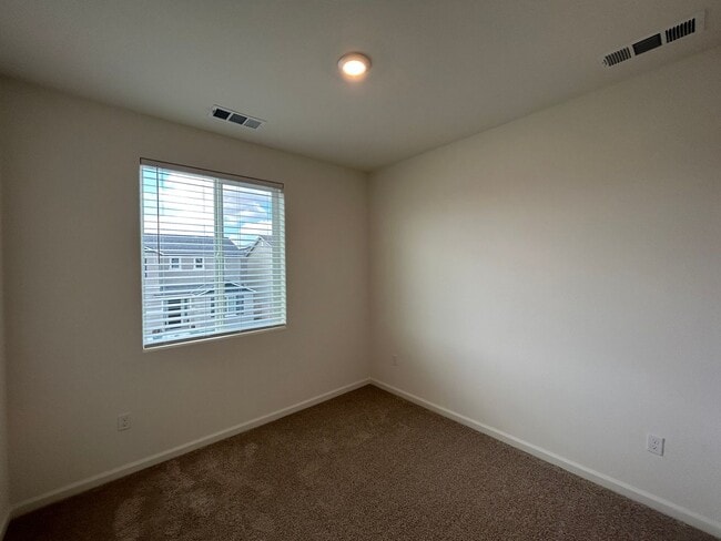 Building Photo - 5 Bedroom 4 Bathroom Home in The Quail River Gated Community with Solar!