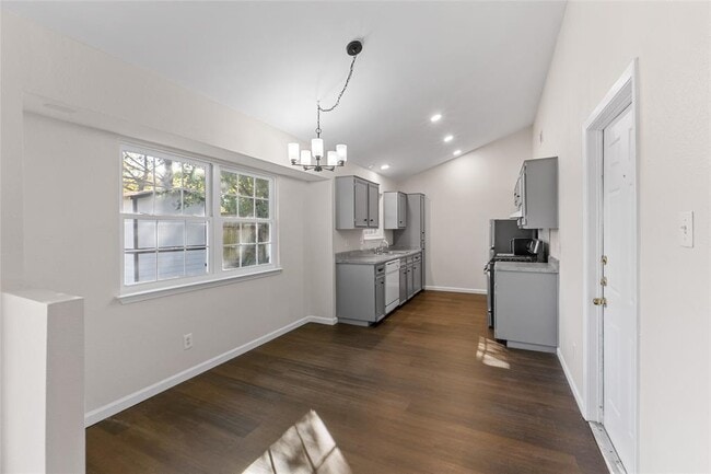 Building Photo - 903 E Logan St