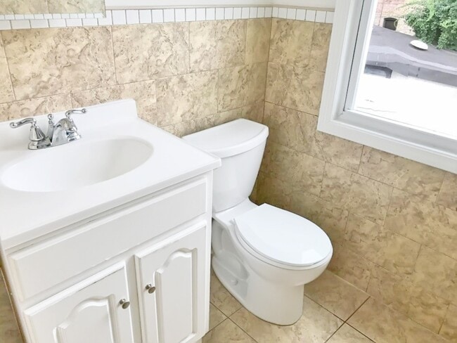 Building Photo - Beautiful 1 Bedroom Apartment in Kensington Townhouse!