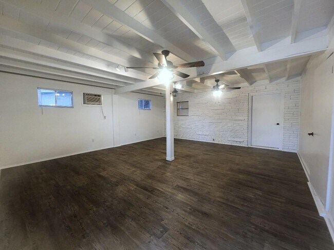 Building Photo - 1800 Bluebonnet Ln