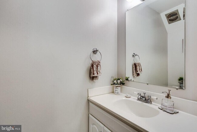 Building Photo - 546 Azalea Dr