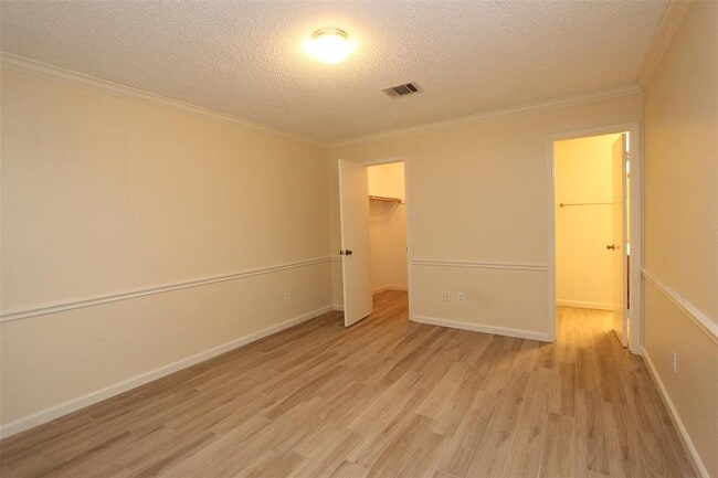 Building Photo - 15301 Ecorio Dr