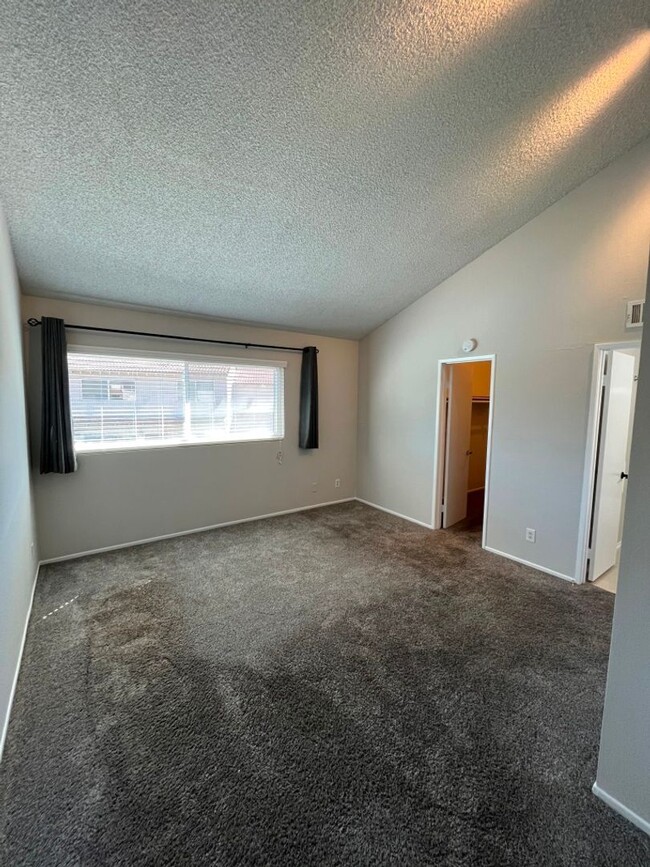 Building Photo - Newbury Park townhome w/3+2, en-suite, gar...