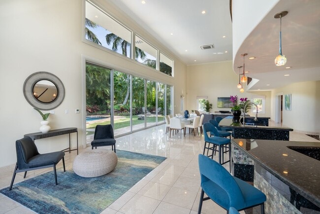 Building Photo - Portlock Paradise