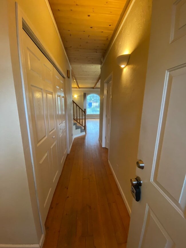 Building Photo - Great 2 bed/1 bath- All utilities included!