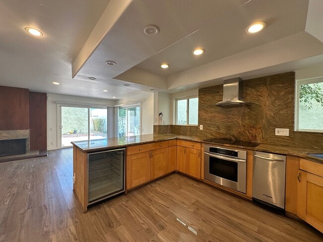 Building Photo - Huntington Beach Home