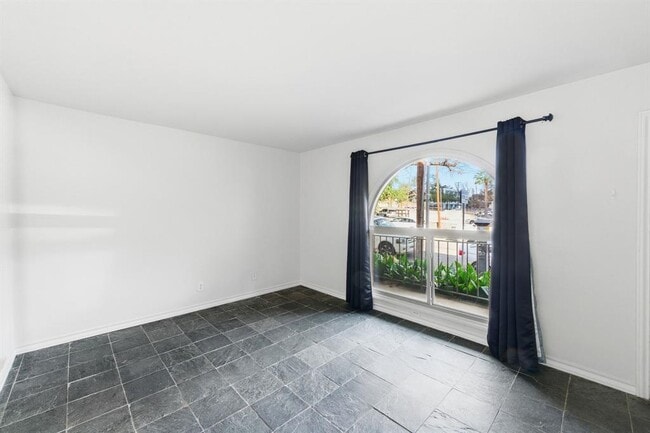 Building Photo - 505 W 7th St