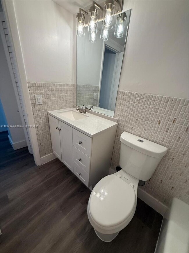 Building Photo - Spacious 2-Bedroom Apartment Near the Beac...