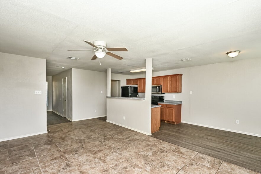 Building Photo - 1424 Pine Ln