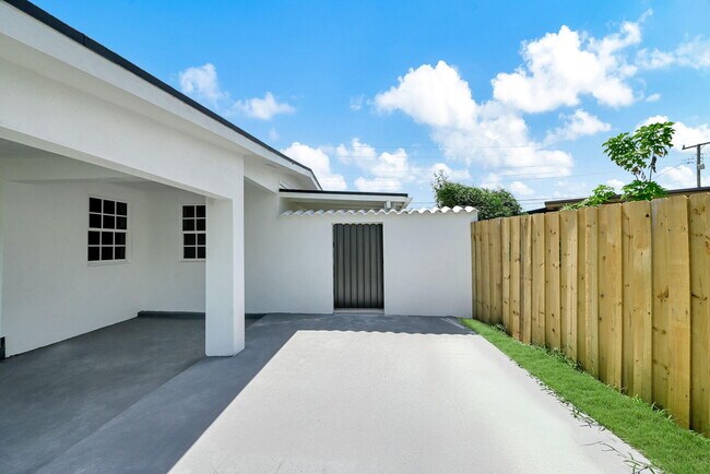 Building Photo - 4040 SW 108th Ave