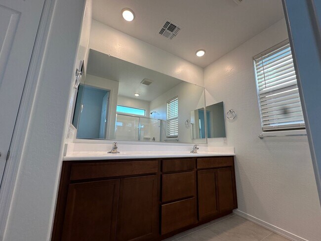 Building Photo - SENTERO CROSSING 3 bed 2 bath home