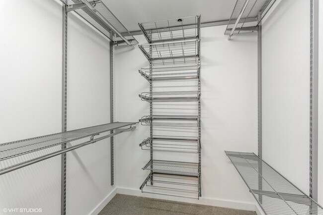 Building Photo - 57 E Delaware Pl