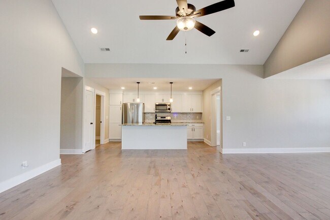 Building Photo - Fresh and Clean 3 bed/2 bath minutes from Exit 8.  Show Stopper!