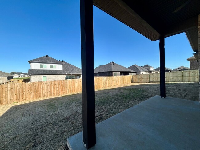 Building Photo - Beautiful Home in Pea Ridge, 3 Car Garage ...