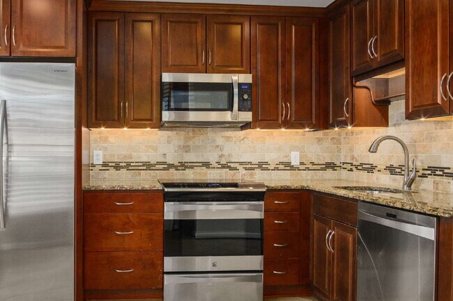 Building Photo - Charming Townhouse: Your New Home Awaits!