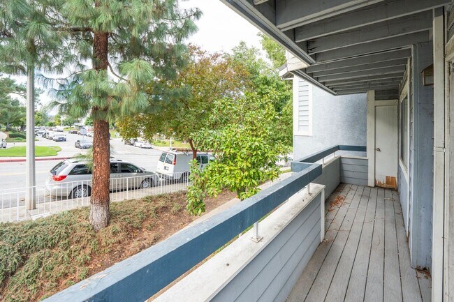 Building Photo - ADORABLE 3+2 CORNER UNIT & 2-CAR GARAGE!