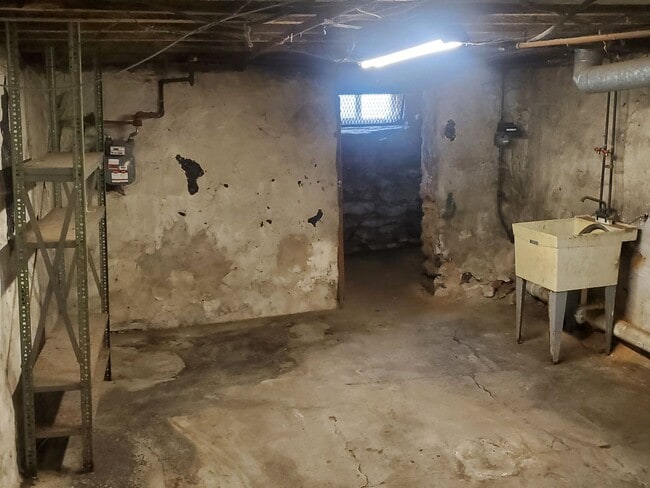 Building Photo - 3 Bedroom House in West Philadelpia