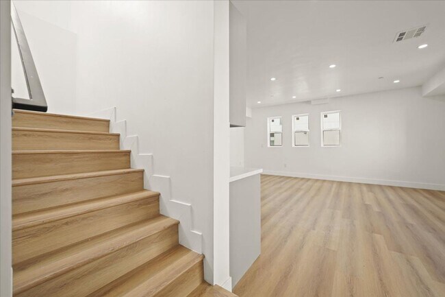 Building Photo - 910 N Hudson Ave