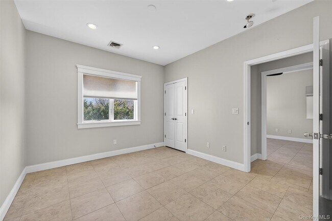 Building Photo - 24 Bayville Ave