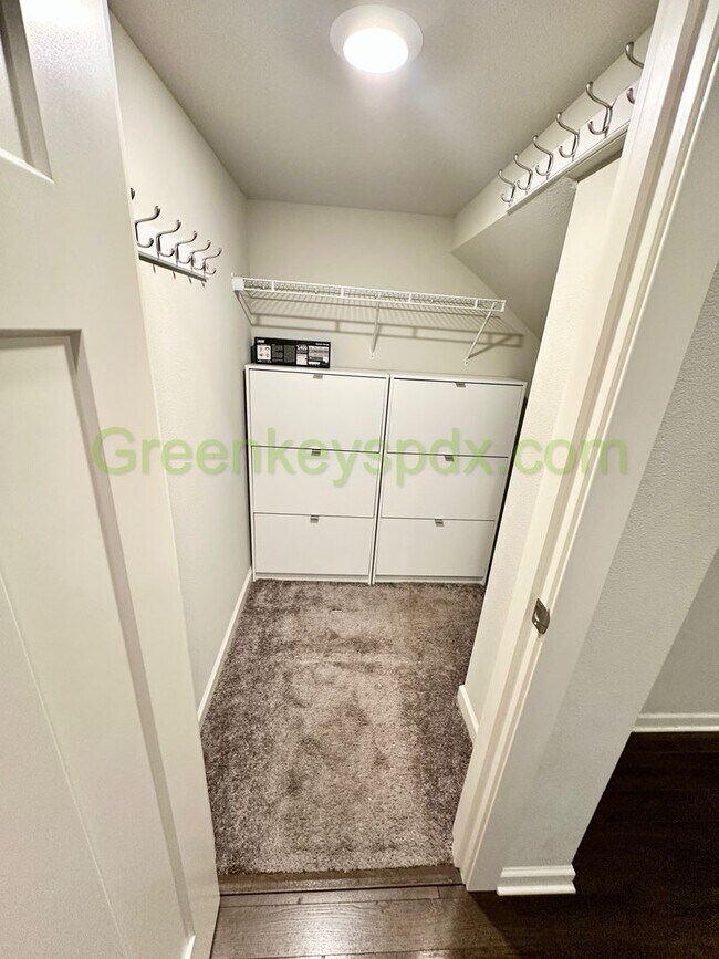 Building Photo - Amazing 2,306-square-foot house in Wood Village