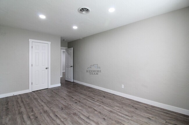 Building Photo - 308 N 12th Ave
