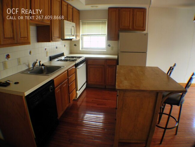 Building Photo - Graduate Hospital Three Bedroom / One Bath...