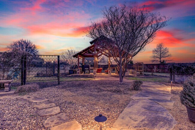 Building Photo - 105 Golden Rd