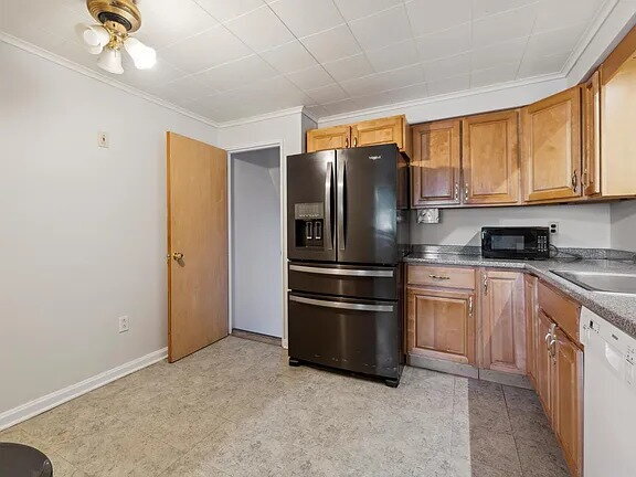 Building Photo - This well-maintained 3-bedroom, 1.5-bath split-level in Twin Oaks Farms is move-in ready
