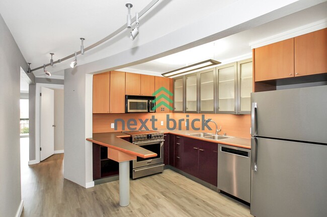 Building Photo - Spacious 2-Bedroom, 1-Bathroom Stylish Hom...