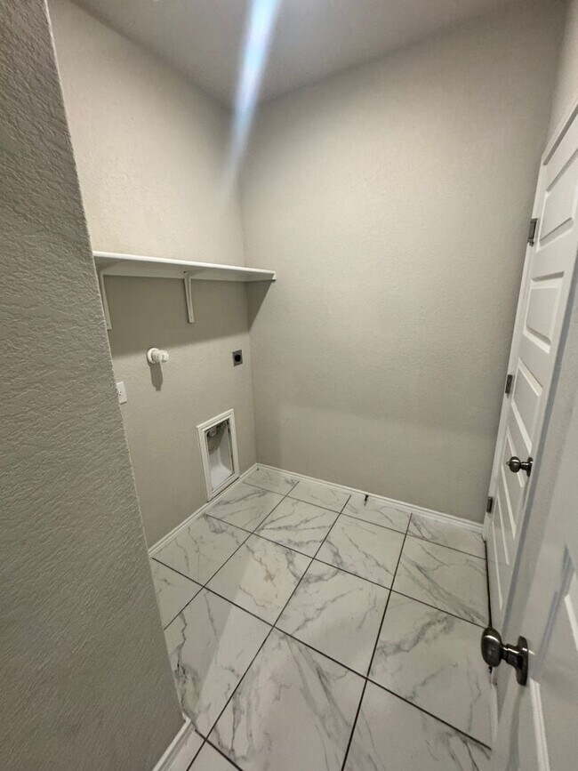 Building Photo - Move-In Ready Modern 4-Bedroom 2 Bath Home...