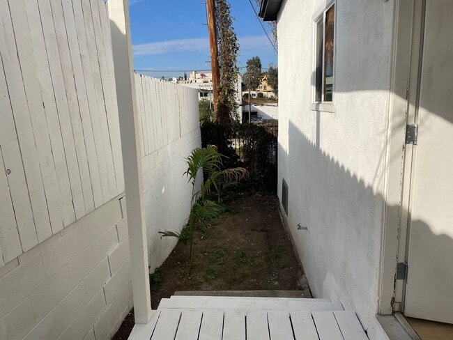 Building Photo - 1 MONTH FREE! 4 Bed 2 Bath in Echo Park with Back Patio