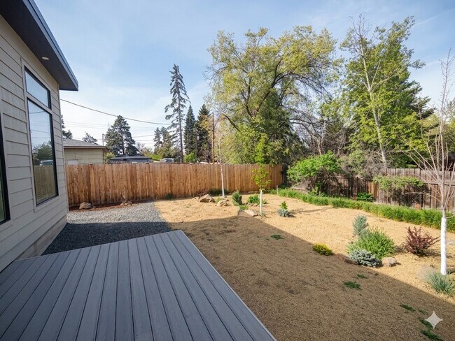 Building Photo - Fully Fenced Private Single-Level 2x2 Retreat in Bend with Bonus Office Nook!