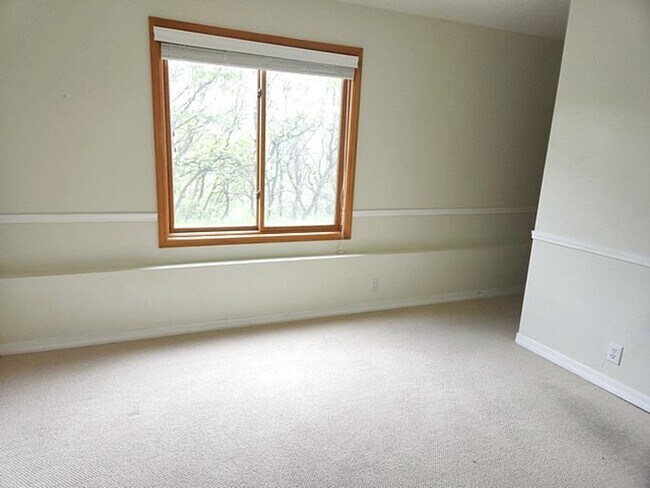 Building Photo - Large Private Luxury Home in Pinebrook  Es...