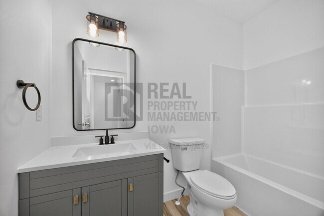 Building Photo - 8914 Hickory Dr