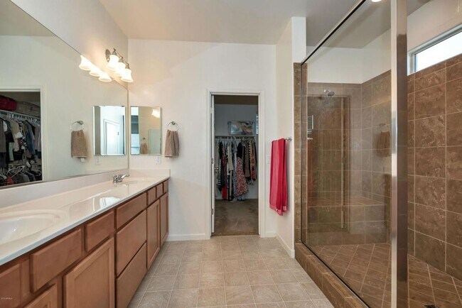 Building Photo - Spacious 5 Bedroom Home in Beautiful Chand...