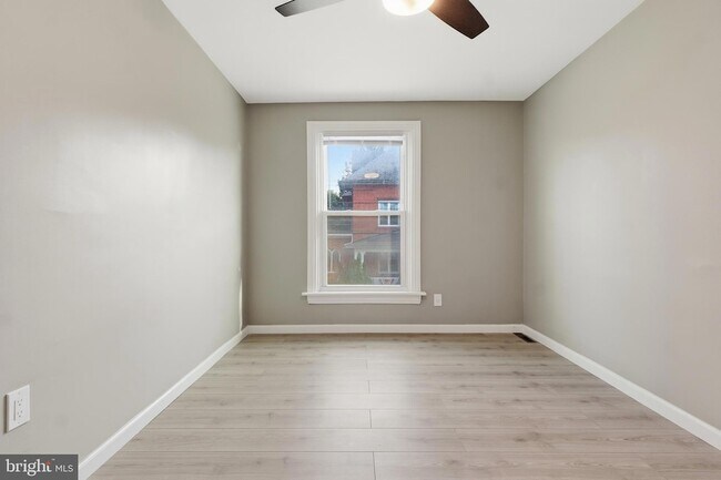 Building Photo - 219 3rd St