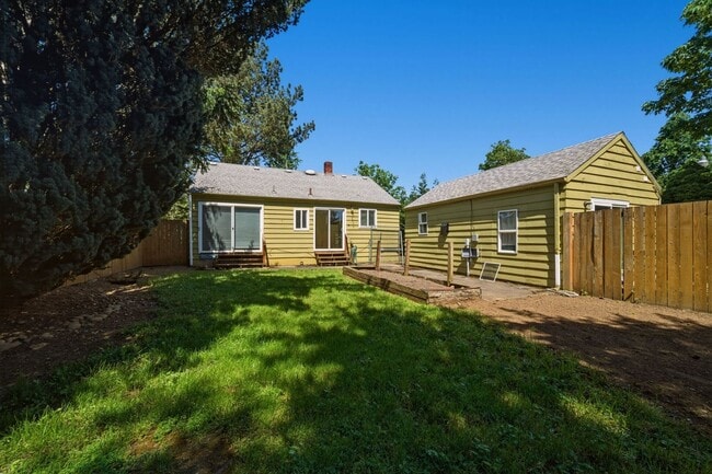 Building Photo - Updated Single-Level Home with Modern Kitchen, Natural Light & Parking