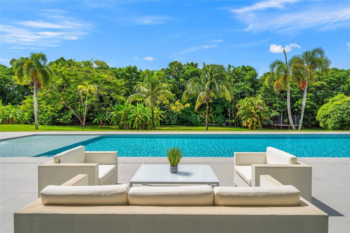 Building Photo - 17250 SW 52nd Ct