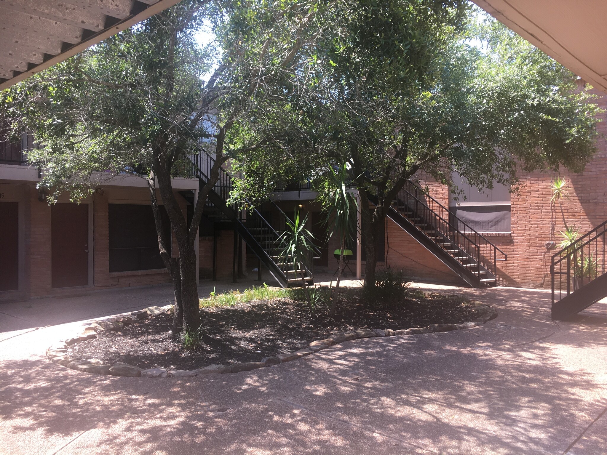 Building Photo - 10825 Greenwillow St