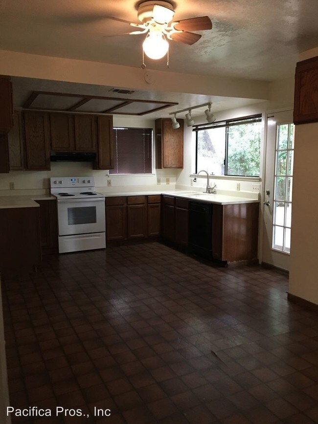 Building Photo - 7521 Kalamazoo Dr