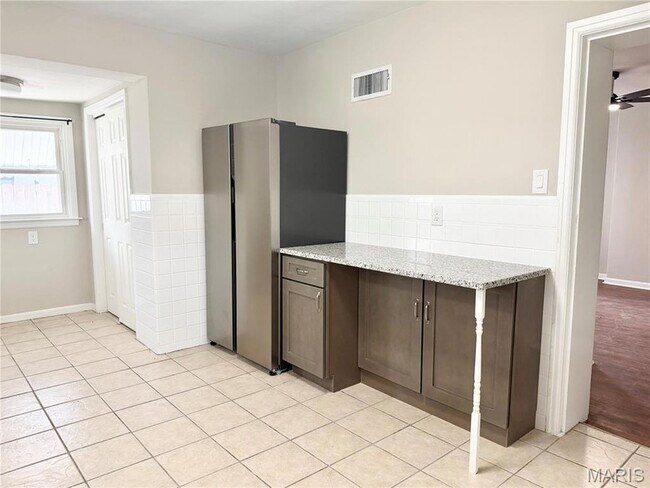 Building Photo - 1928 Macklind Ave