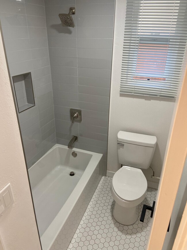 106 bathroom 1 - 5333 Russell Ave