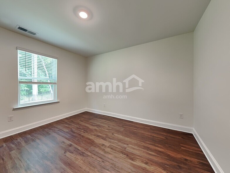 Building Photo - 633 Rivermist Dr