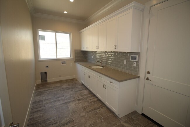 Building Photo - 2104 E Las Palmas Dr