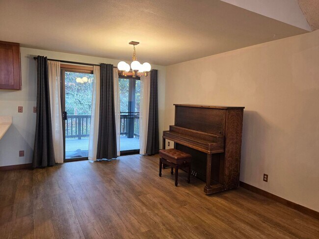 Building Photo - 4 Bedroom Poulsbo Home